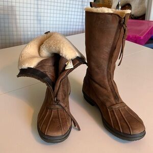 UGGS leather and sheerling winter boots size 8 1/2 US in prime condition.